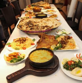 Tablée de plats yéménites partagés