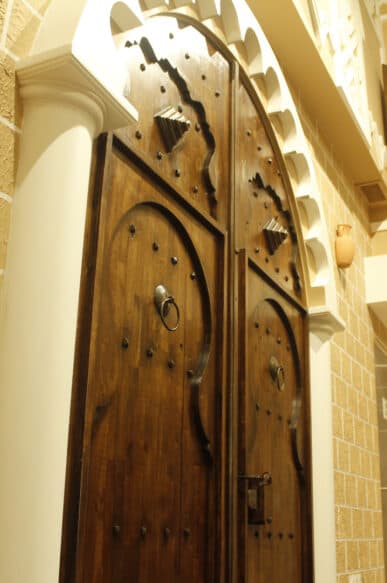 Porte traditionnelle sculptée du restaurant Hadramaout