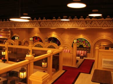 Salle du restaurant Hadramaout — décor yéménite, vitraux et lanternes