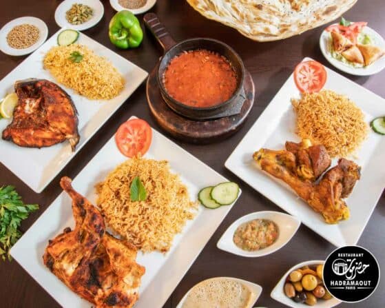 Plateau de spécialités yéménites : riz, grillades et pains